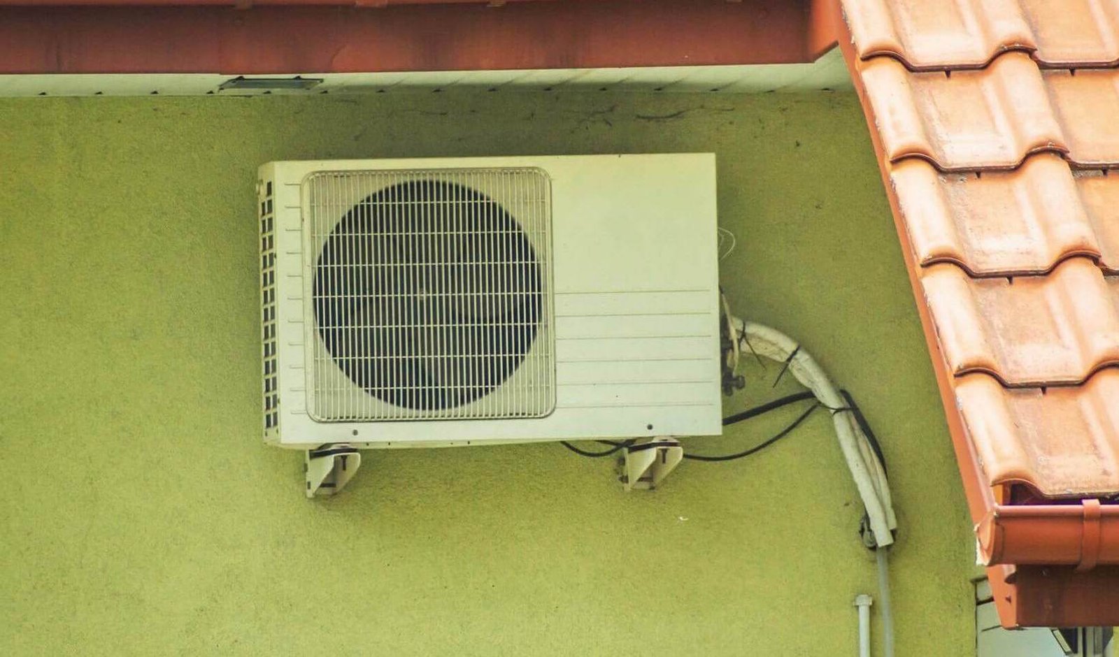 air-conditioner-hanging-on-the-wall-of-the-buildingg-9CB5YBU.jpg